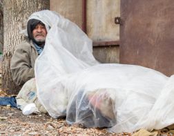 На Барковке замерзает бездомный