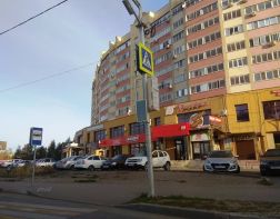 На улице Антонова приступили к установке светофора