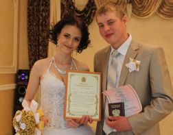 22 пары поженились в День России