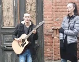 Длинноногая пензячка Екатерина Лисина спела с уличным музыкантом 