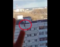 Пензенский подросток висел на крыше многоэтажки на одной руке