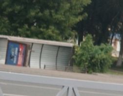 В Пензе на Суворова рухнул остановочный павильон