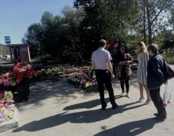 Продавцов кладбищенских цветов отправили на ярмарки