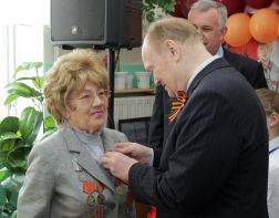 Губернатор вручил медали ветеранам