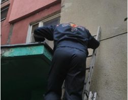 Жители дома на ул. Бородина почувствовали трупный запах