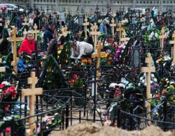 Пензенские кладбища завалены мусором