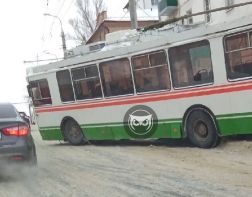 На улице Кирова в сугробе застрял троллейбус 