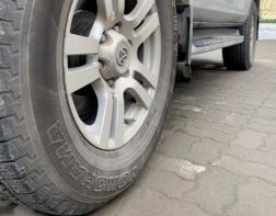 В Пензе тиктокеры скручивают колпачки с колес автомобилей