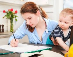 Работодатель пытался взыскать деньги с сотрудницы в декрете 