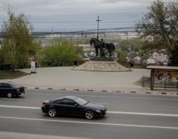 В Пензе у автомобиля во время движения отлетел капот.ВИДЕО