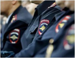 Сотрудники МВД, военные и курсанты в России получат по 15 тыс. рублей