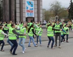 Школьники станцевали в честь Победы