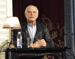 Никиту Михалкова возмутили три сестры-лесбиянки