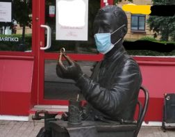 ﻿﻿В Пензе на памятник ювелира надели маску