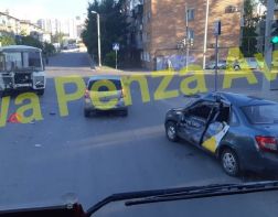 В Пензе столкнулись автобус и автомобиль “Яндекс.такси”