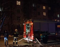 В Пензе девять пожарных тушили горевшую машину 