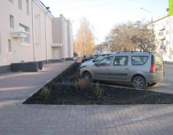 Новые парковки возле здания зареченского ТЮЗа оказались опасными для горожан