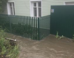 Домик у моря: на улице Придорожной затопило жилой дом