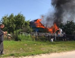 15 человек тушили пожар в частном доме в Пензе