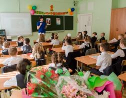 ﻿﻿Учителей российских школ обяжут носить маски в новом учебном году