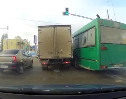 В Пензе автобус №82с чуть не устроил ДТП в центре Пензы