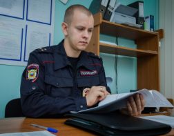 Водитель такси присвоил забытый в машине телефон пассажира