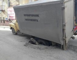 На ул. Кижеватова грузовик провалился в канализационный люк