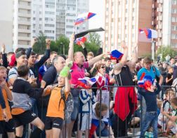 Пензенцы праздновали победу российских футболистов на Юбилейной площади 