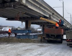 На Сурском мосту ставят конструкции для устойчивости путепровода