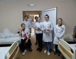 Студенты-медики читают лекции пациентам в больнице