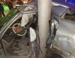 На пр. Победы иномарка врезалась в столб