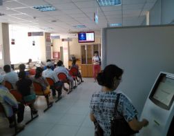 Служащим банков могут запретить пользоваться смартфонами на работе