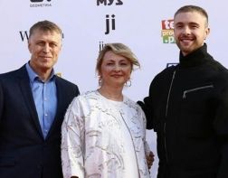 Егор Крид пришел на премию МУЗ-ТВ с родителями