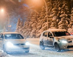 В Пензе юная школьница едва не попала под колеса автомобиля. ВИДЕО