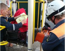В Пензе спасатели помогли девочке на детской площадке