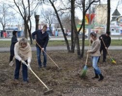 Волонтеры очистили сквер «Три гвоздики»