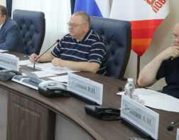 Олег Мельниченко поручил оперативно отвечать на вопросы граждан