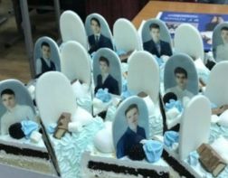 ﻿Красноярским выпускникам подарили торт с «надгробиями»