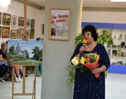 Картины к юбилею города представила зареченцам Тамара Арзютова 