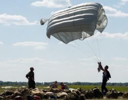 На День ВДВ десантники прыгали с парашютом
