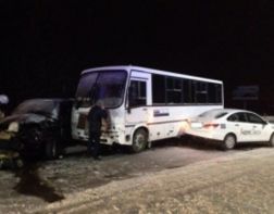 Под Пензой столкнулись автобус и два автомобиля