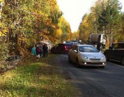 Отлетевшая от грузовика цистерна чуть не протаранила легковушку