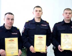 Сотрудники Росгвардии спасли мужчину из-подо льда