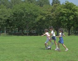  В Пензе играющим в футбол детям проткнули мяч 