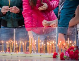 В Заречном у Обелиска Победы горожане на рассвете зажгли свечи памяти