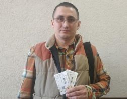 "НГ" вручил билеты на концерт Тимура Шаова