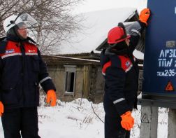 Сотрудники МЧС и аварийных бригад ликвидируют последствия снегопада
