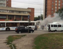 В Арбеково пассажирский автобус задымился прямо на остановке
