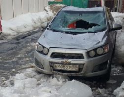 На Кирова ледяная глыба повредила припаркованную иномарку