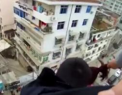 Китаец спас жену от падения, держа ее за волосы